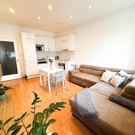 Apartment Gorgeous Centre In With Free Parking *